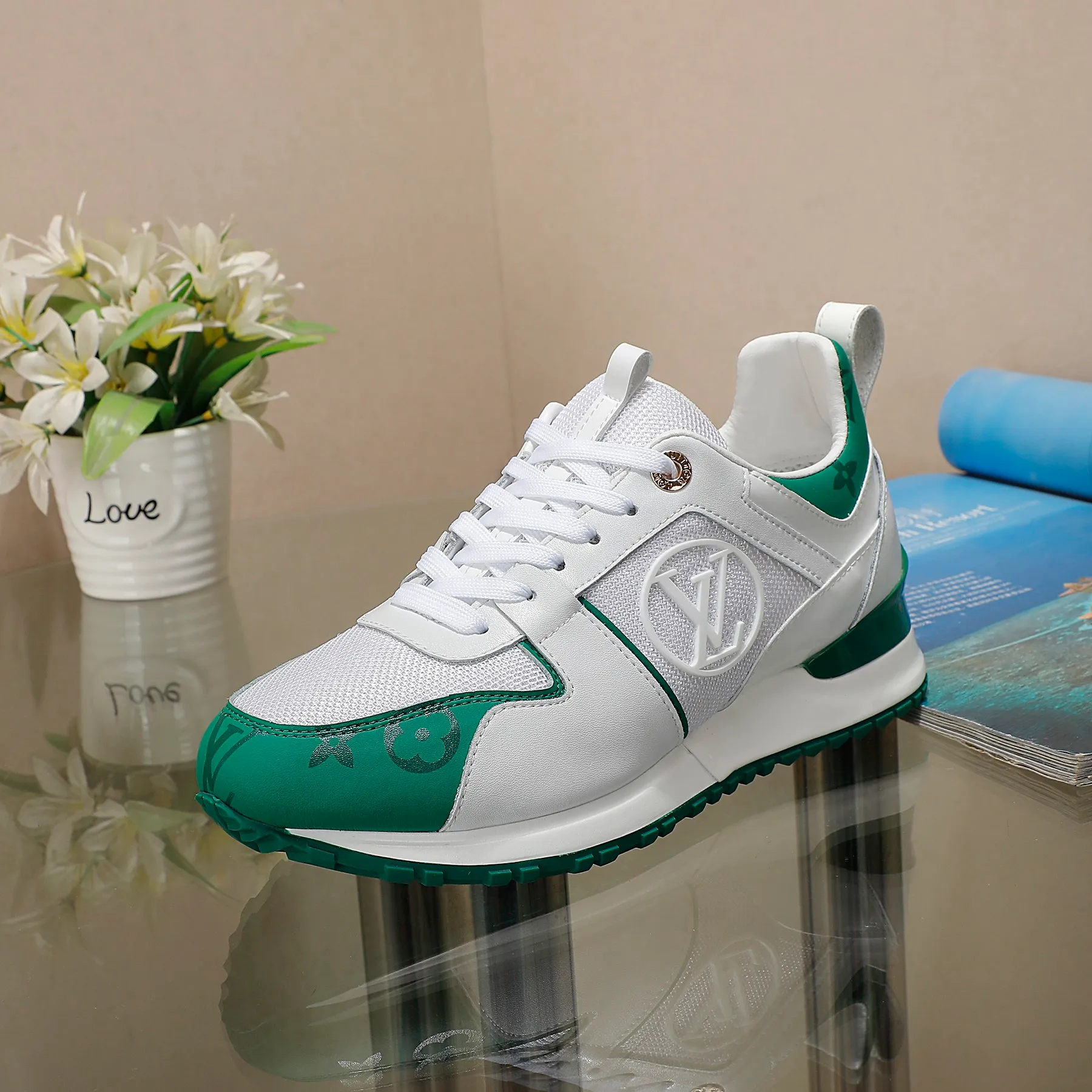 👟👟Ex-factory price 420👟👟 🔥🔥🔥4046 Louis Vuitton official website synchronized sneakers, this Run Away sneaker is spliced ​​with mini Monogram embossed leather and smooth cow leather with technical rubber outsole, LV letters are written on the side, the metal shock-absorbing structure is engraved with the LV Circle logo, and the hidden insole cleverly increases the height, reproducing the classic design of the Louis Vuitton shoe series. Code number 35-42,